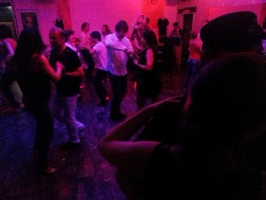 Paar und Tänzer im Clublokal von Salsa Libre
